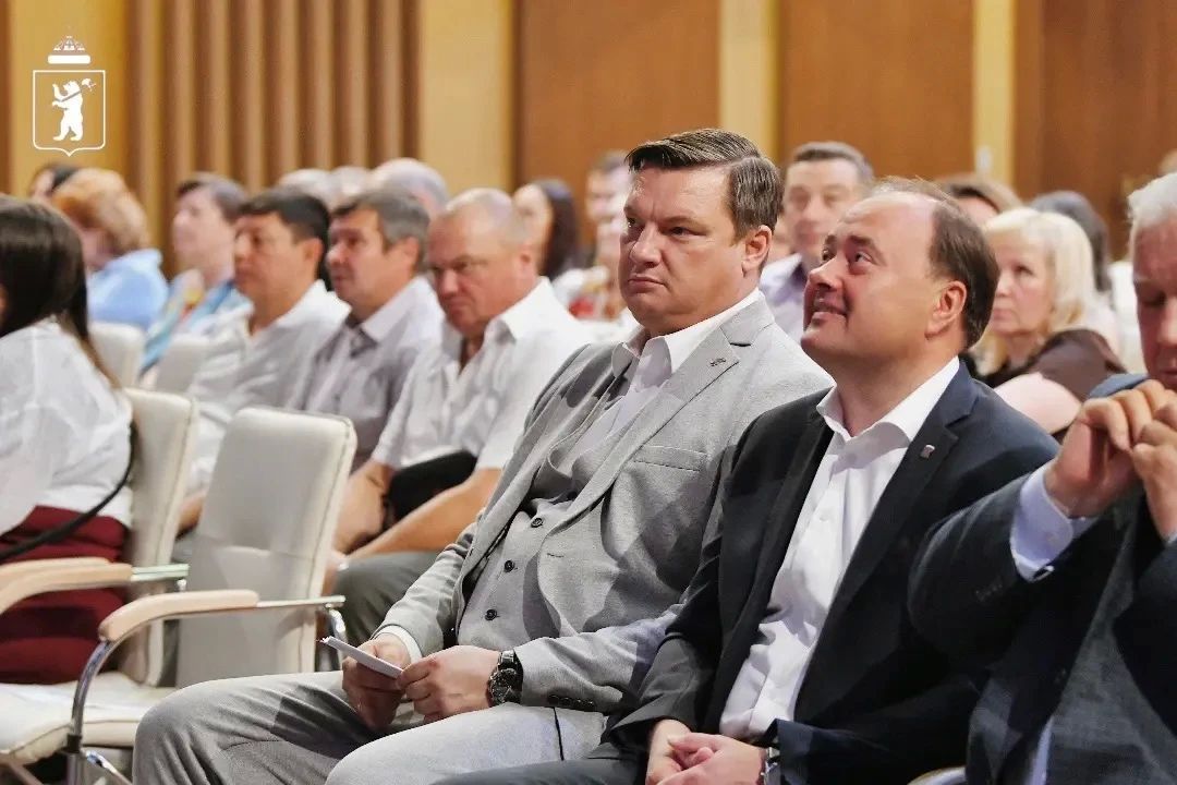В преддверии Дня строителя мэр Ярославля наградил профильных специалистов В преддверии Дня строителя мэр Ярославля наградил профильных специалистов