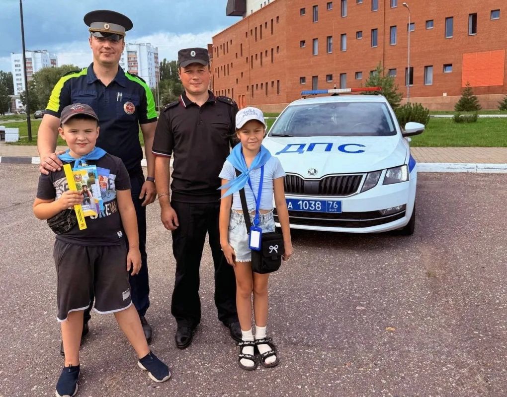 #ХорошихВыходных желают ярославцам сотрудники региональной полиции и участники интенсива "На страже мира и порядка"