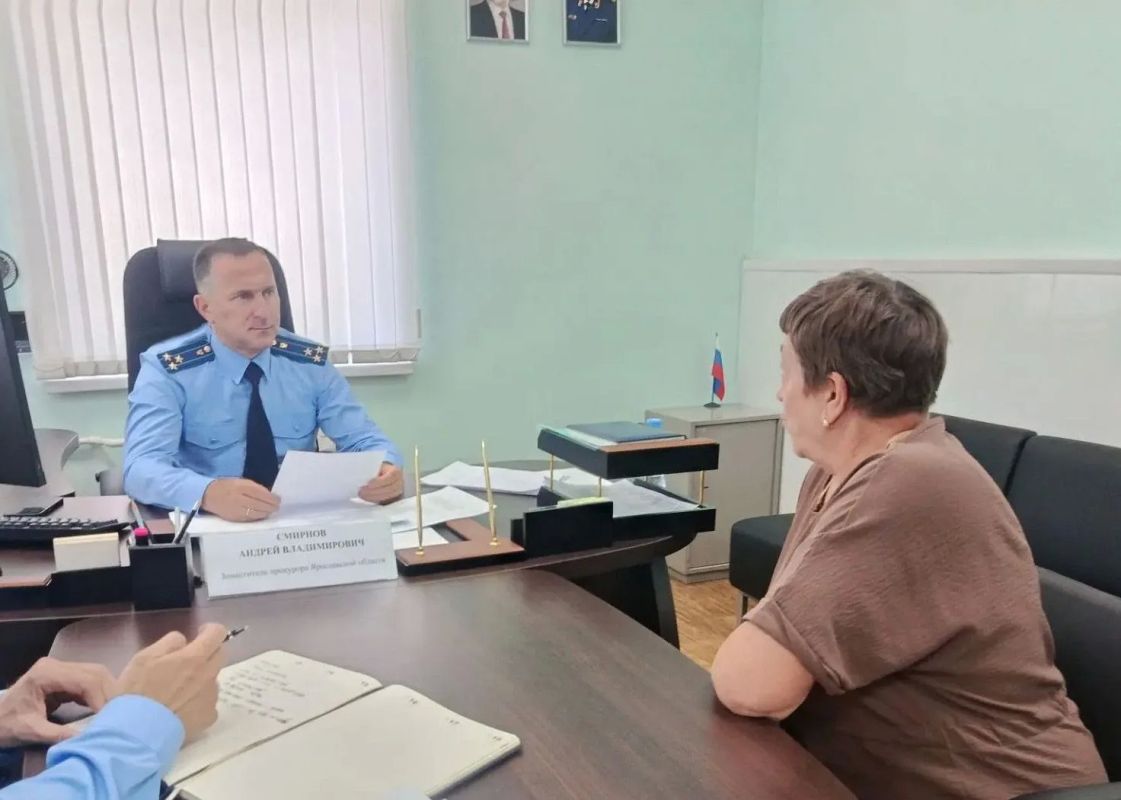Заместитель прокурора Ярославской области Андрей Смирнов в рамках выезда мобильной приемной прокуратуры Ярославской области провёл личный прием жителей Даниловского муниципального округа по вопросам соблюдения прав... Заместитель прокурора Ярославской области Андрей Смирнов в рамках выезда мобильной приемной прокуратуры Ярославской области провёл личный прием жителей Даниловского муниципального округа по вопросам соблюдения прав...