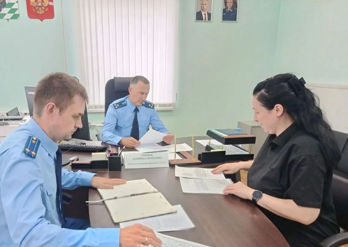 Заместитель прокурора Ярославской области Андрей Смирнов в рамках выезда мобильной приемной прокуратуры Ярославской области провёл личный прием жителей Даниловского муниципального округа по вопросам соблюдения прав... Заместитель прокурора Ярославской области Андрей Смирнов в рамках выезда мобильной приемной прокуратуры Ярославской области провёл личный прием жителей Даниловского муниципального округа по вопросам соблюдения прав...