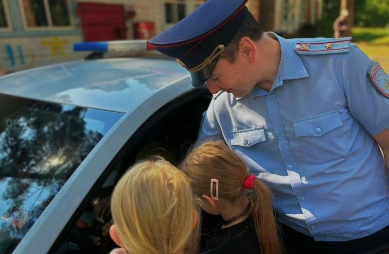 Угличские полицейские при поддержке общественников провели масштабную "Зарядку со стражем порядка" для воспитанников детского оздоровительного центра Угличские полицейские при поддержке общественников провели масштабную "Зарядку со стражем порядка" для воспитанников детского оздоровительного центра