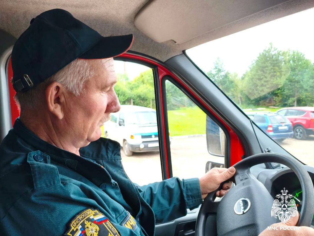 #ЛицаМЧС. Сегодня в рубрике мы расскажем о Евгении Корольков, водителе пожарной машины 25-й пожарно-спасательной части города Углича #ЛицаМЧС. Сегодня в рубрике мы расскажем о Евгении Корольков, водителе пожарной машины 25-й пожарно-спасательной части города Углича
