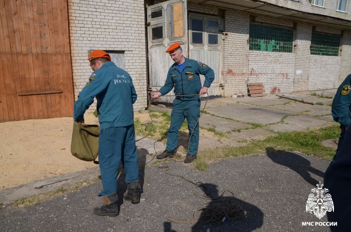 #ЛицаМЧС. Сегодня в рубрике мы расскажем о Евгении Корольков, водителе пожарной машины 25-й пожарно-спасательной части города Углича #ЛицаМЧС. Сегодня в рубрике мы расскажем о Евгении Корольков, водителе пожарной машины 25-й пожарно-спасательной части города Углича