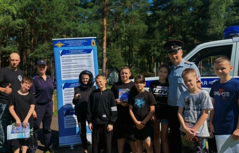 Угличские полицейские при поддержке общественников провели масштабную "Зарядку со стражем порядка" для воспитанников детского оздоровительного центра Угличские полицейские при поддержке общественников провели масштабную "Зарядку со стражем порядка" для воспитанников детского оздоровительного центра