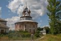Казанская церковь в Курбе — единственный в мире храм-ротонда с шестнадцатью лепестками, полукруглыми выступами стен, которые смыкаются в волнообразный цилиндр, с высоты напоминающий гигантский каменный цветок