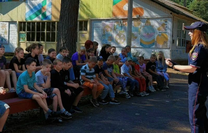 Угличские полицейские при поддержке общественников провели масштабную "Зарядку со стражем порядка" для воспитанников детского оздоровительного центра Угличские полицейские при поддержке общественников провели масштабную "Зарядку со стражем порядка" для воспитанников детского оздоровительного центра