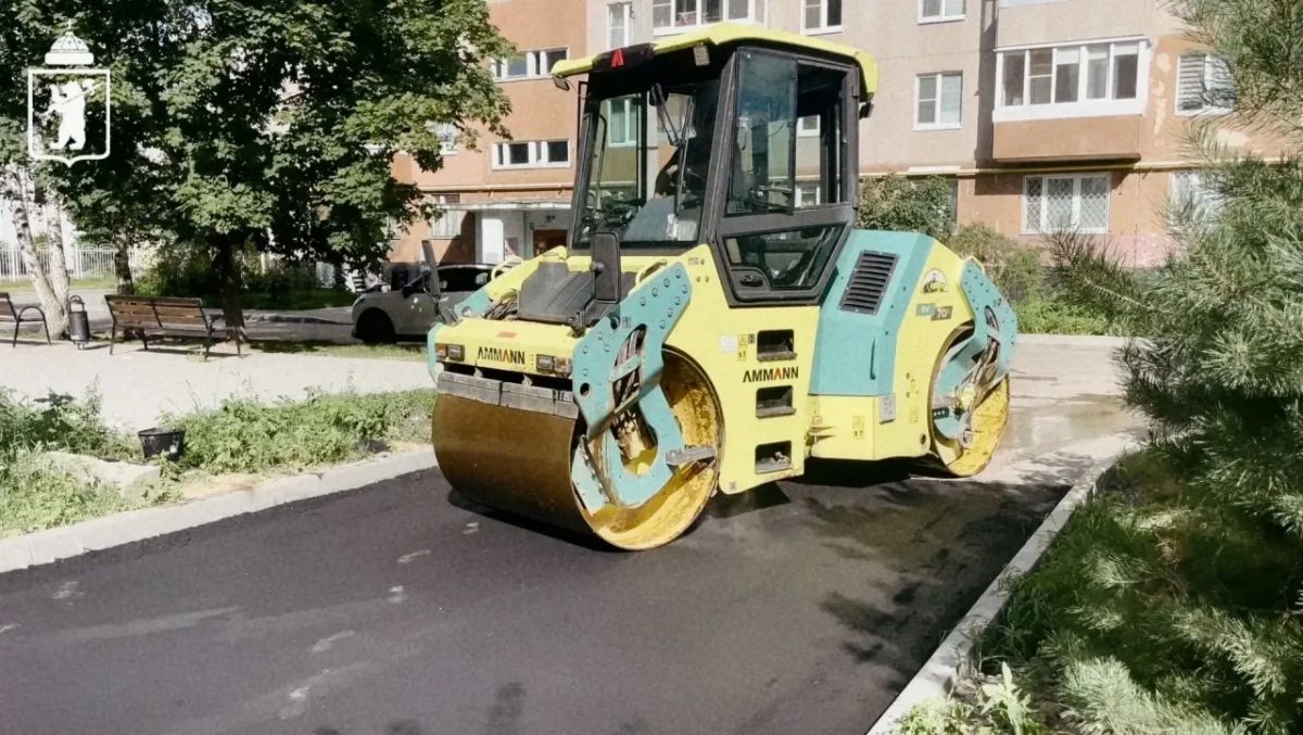 Завершаются работы по благоустройству двора на улице Красноборской Завершаются работы по благоустройству двора на улице Красноборской