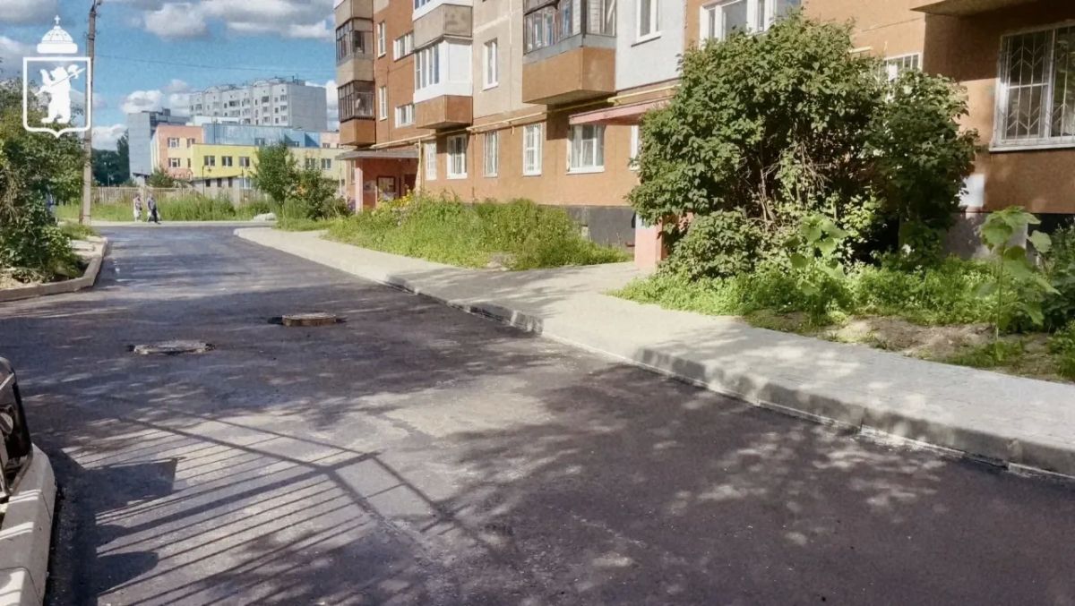 Завершаются работы по благоустройству двора на улице Красноборской Завершаются работы по благоустройству двора на улице Красноборской