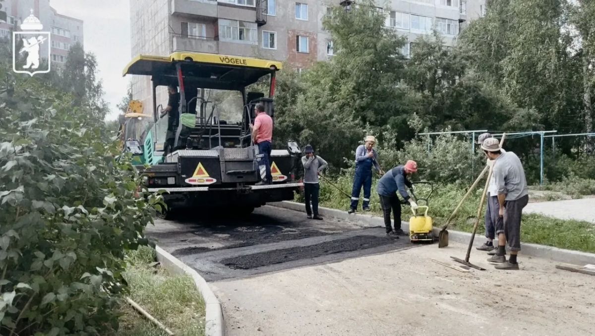 Завершаются работы по благоустройству двора на улице Красноборской Завершаются работы по благоустройству двора на улице Красноборской