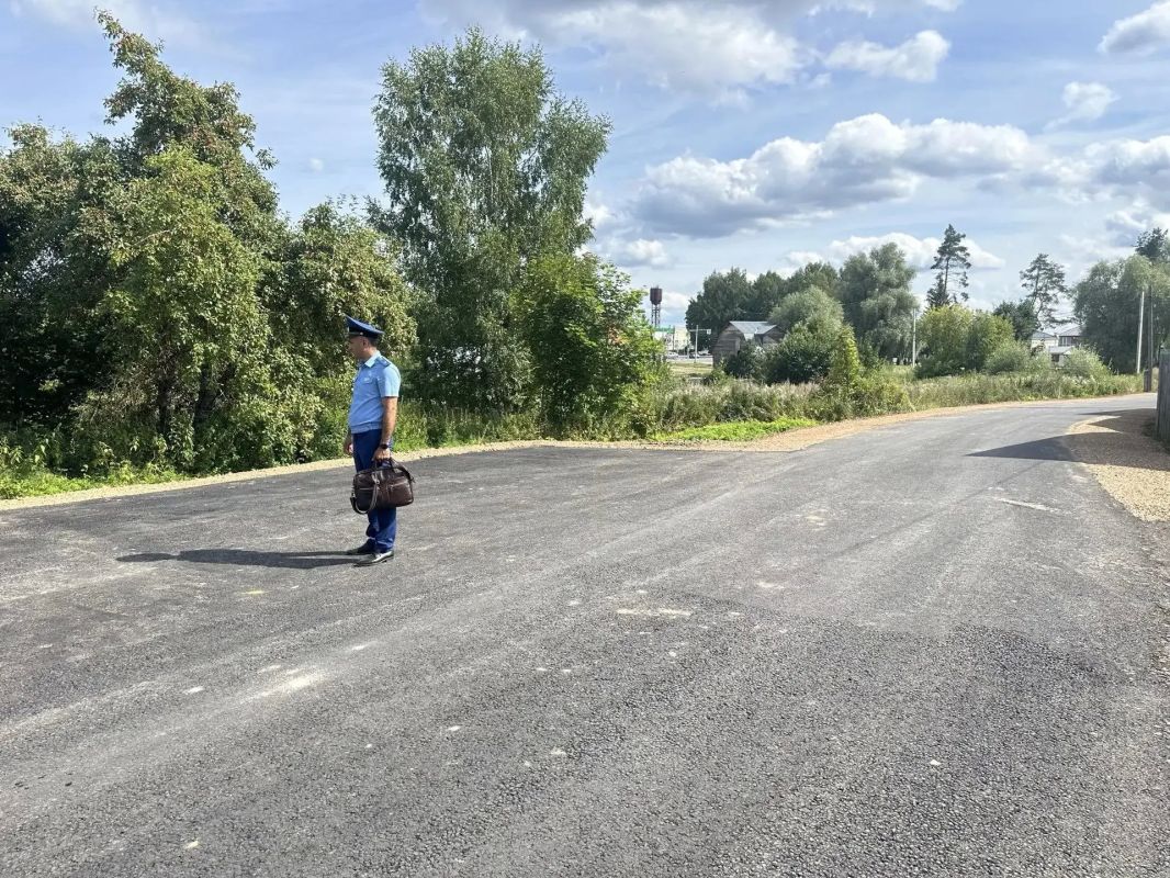 После вмешательства прокуратуры в поселке Пречистое проведены работы по расширению проезжей части и оборудованию парковочных мест После вмешательства прокуратуры в поселке Пречистое проведены работы по расширению проезжей части и оборудованию парковочных мест