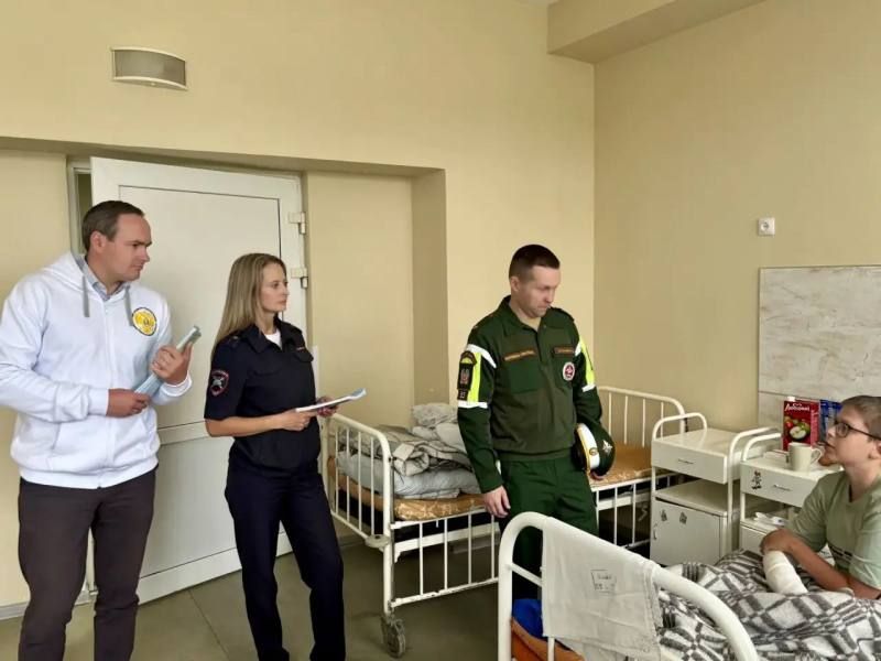 Маленьким ярославцам, находящимся на лечении в детской больнице, полицейские напомнили о безопасности на дорогах Маленьким ярославцам, находящимся на лечении в детской больнице, полицейские напомнили о безопасности на дорогах