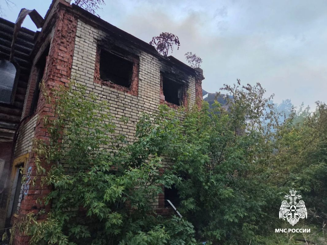 #СпасибоМЧС. Жители Ярославля выразили благодарность пожарным МЧС России за предотвращение распространения огня на близкорасположенные дома На улице Смолякова произошло загорание неэксплуатируемого объекта культурного... #СпасибоМЧС. Жители Ярославля выразили благодарность пожарным МЧС России за предотвращение распространения огня на близкорасположенные дома На улице Смолякова произошло загорание неэксплуатируемого объекта культурного...
