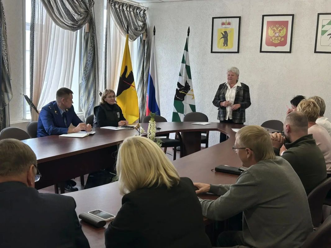 Прокурор Даниловского района Александр Старых принял участие в рабочем совещании по вопросам подготовки к отопительному сезону 2026-2027 годов Прокурор Даниловского района Александр Старых принял участие в рабочем совещании по вопросам подготовки к отопительному сезону 2026-2027 годов