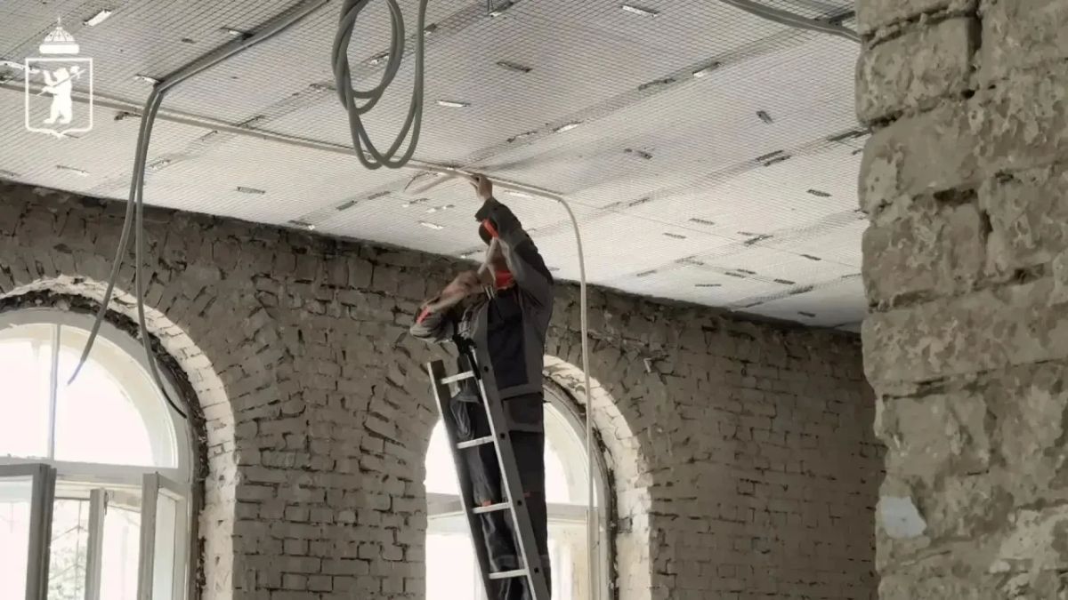 Продолжаем благоустраивать и обновлять образовательные учреждения нашего города Продолжаем благоустраивать и обновлять образовательные учреждения нашего города