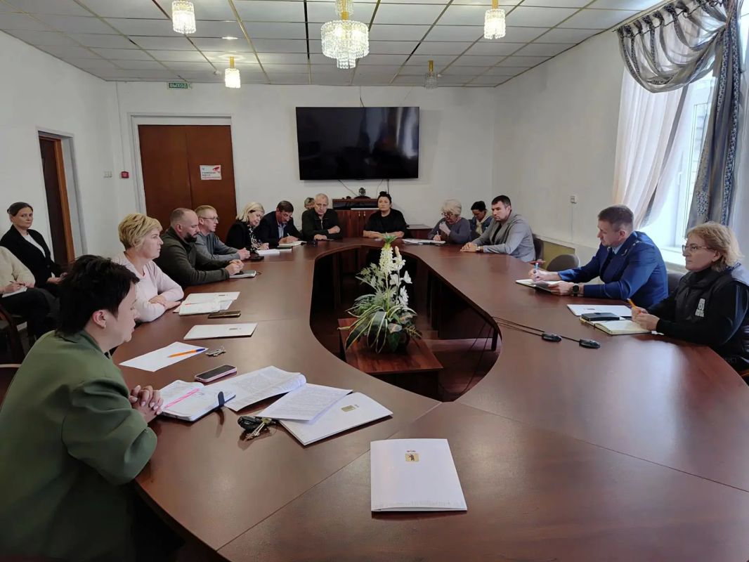 Прокурор Даниловского района Александр Старых принял участие в рабочем совещании по вопросам подготовки к отопительному сезону 2026-2027 годов Прокурор Даниловского района Александр Старых принял участие в рабочем совещании по вопросам подготовки к отопительному сезону 2026-2027 годов