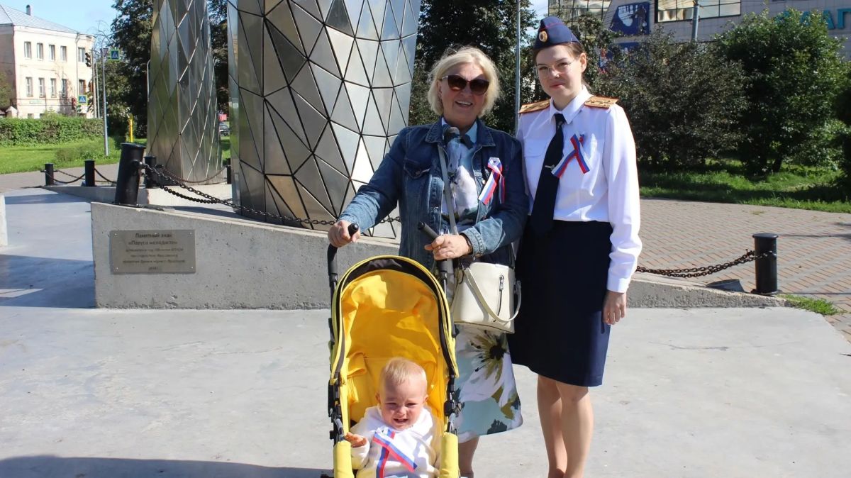 Сотрудники регионального следственного управления приняли участие в акции «Российский триколор» Сотрудники регионального следственного управления приняли участие в акции «Российский триколор»