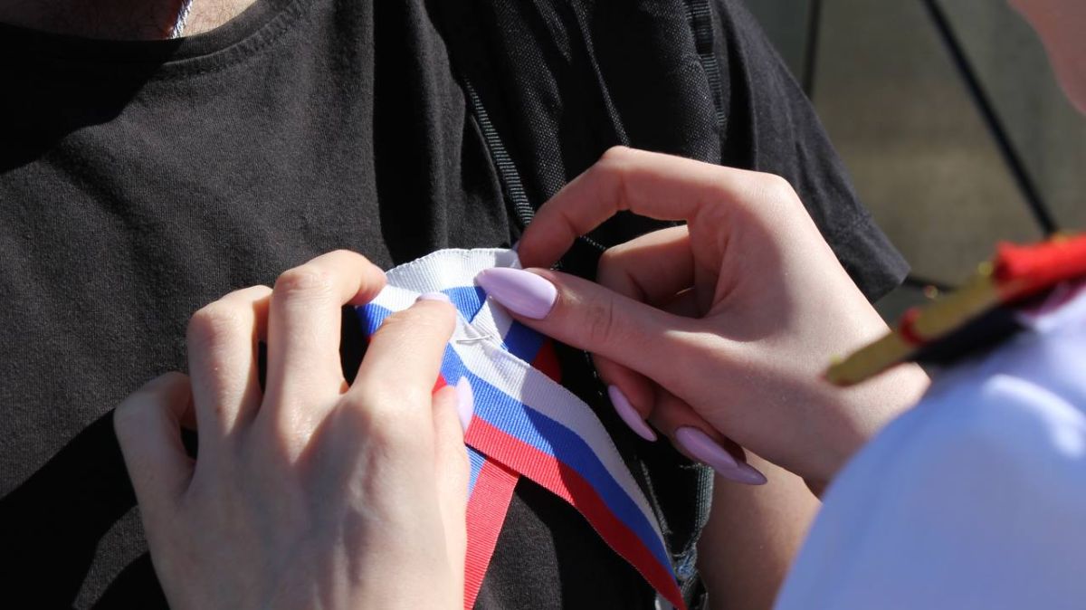Сотрудники регионального следственного управления приняли участие в акции «Российский триколор» Сотрудники регионального следственного управления приняли участие в акции «Российский триколор»
