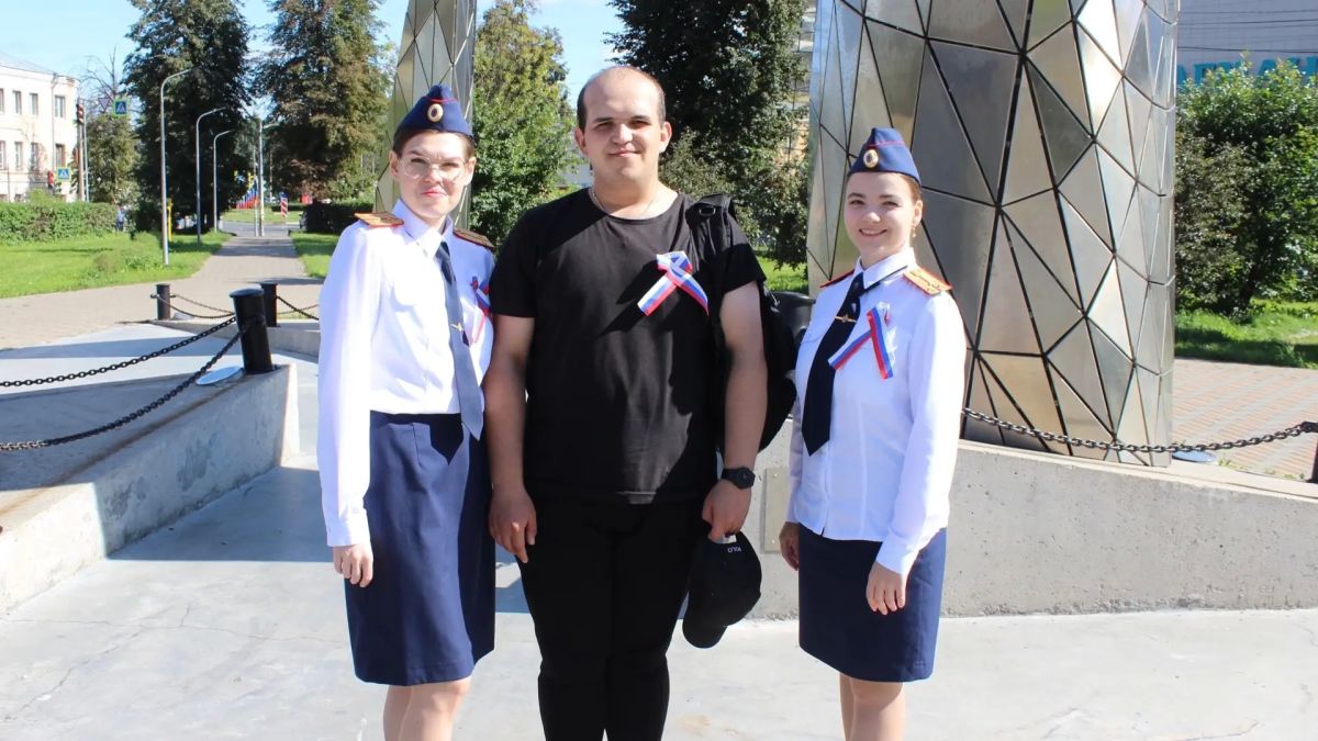 Сотрудники регионального следственного управления приняли участие в акции «Российский триколор» Сотрудники регионального следственного управления приняли участие в акции «Российский триколор»