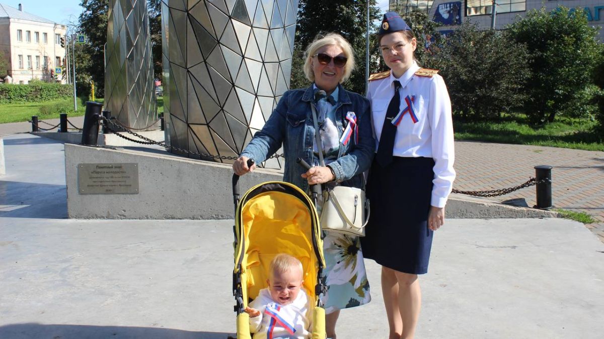 Сотрудники регионального следственного управления приняли участие в акции «Российский триколор» Сотрудники регионального следственного управления приняли участие в акции «Российский триколор»