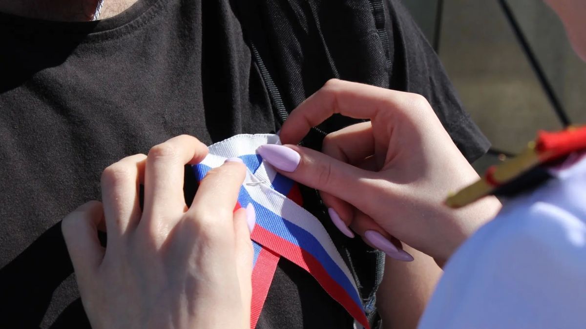 Сотрудники регионального следственного управления приняли участие в акции «Российский триколор» Сотрудники регионального следственного управления приняли участие в акции «Российский триколор»