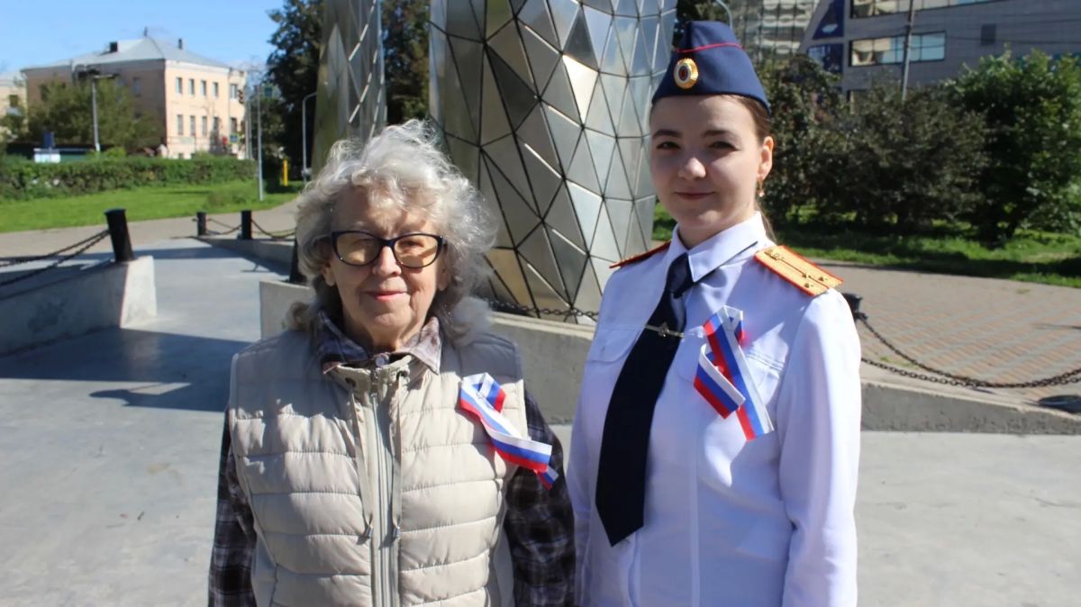 Сотрудники регионального следственного управления приняли участие в акции «Российский триколор» Сотрудники регионального следственного управления приняли участие в акции «Российский триколор»