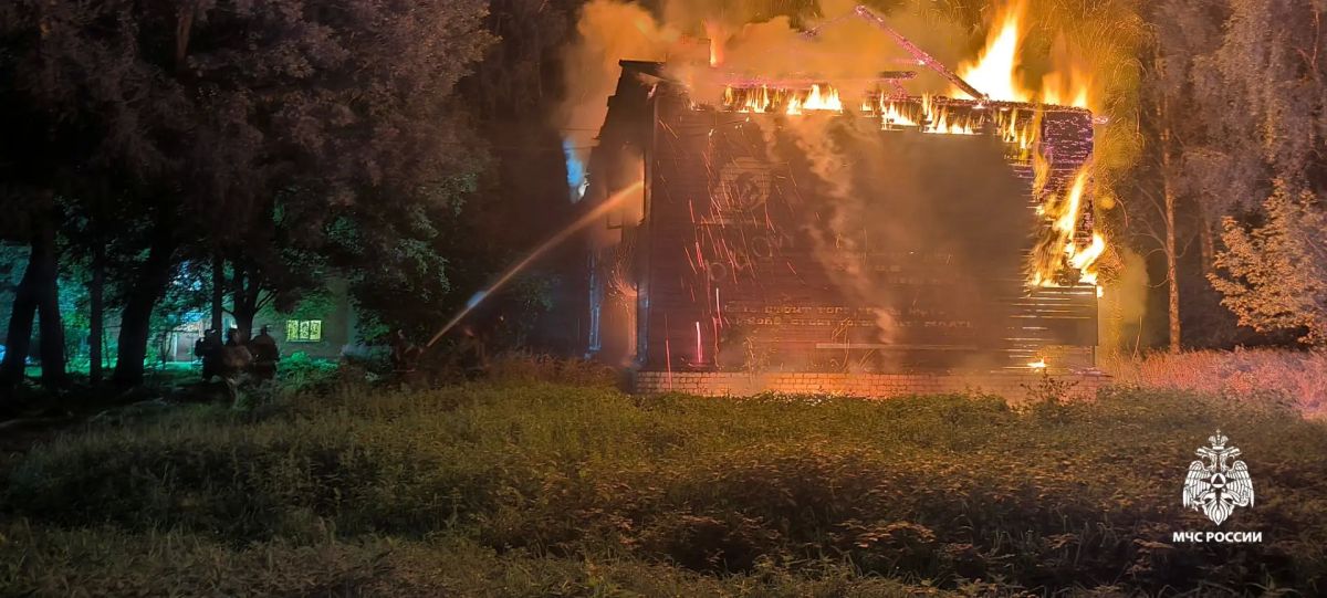В результате пожара повреждено бревенчатое здание В результате пожара повреждено бревенчатое здание