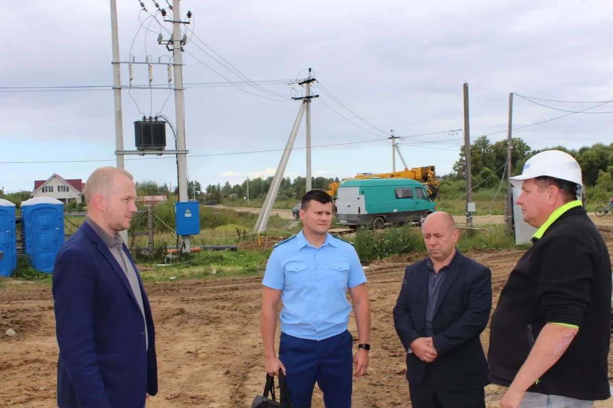 Прокурор Некоузского района Виктор Годин проверил ход строительства многофункционального спортивного комплекса в селе Новый Некоуз Прокурор Некоузского района Виктор Годин проверил ход строительства многофункционального спортивного комплекса в селе Новый Некоуз
