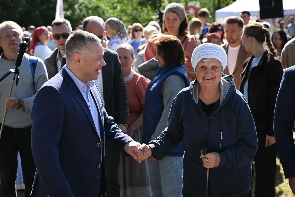 Михаил Евраев: Сегодня в деревне Игрищи Большесельского округа проходит десятый фестиваль «Влюблен в лен» Михаил Евраев: Сегодня в деревне Игрищи Большесельского округа проходит десятый фестиваль «Влюблен в лен»
