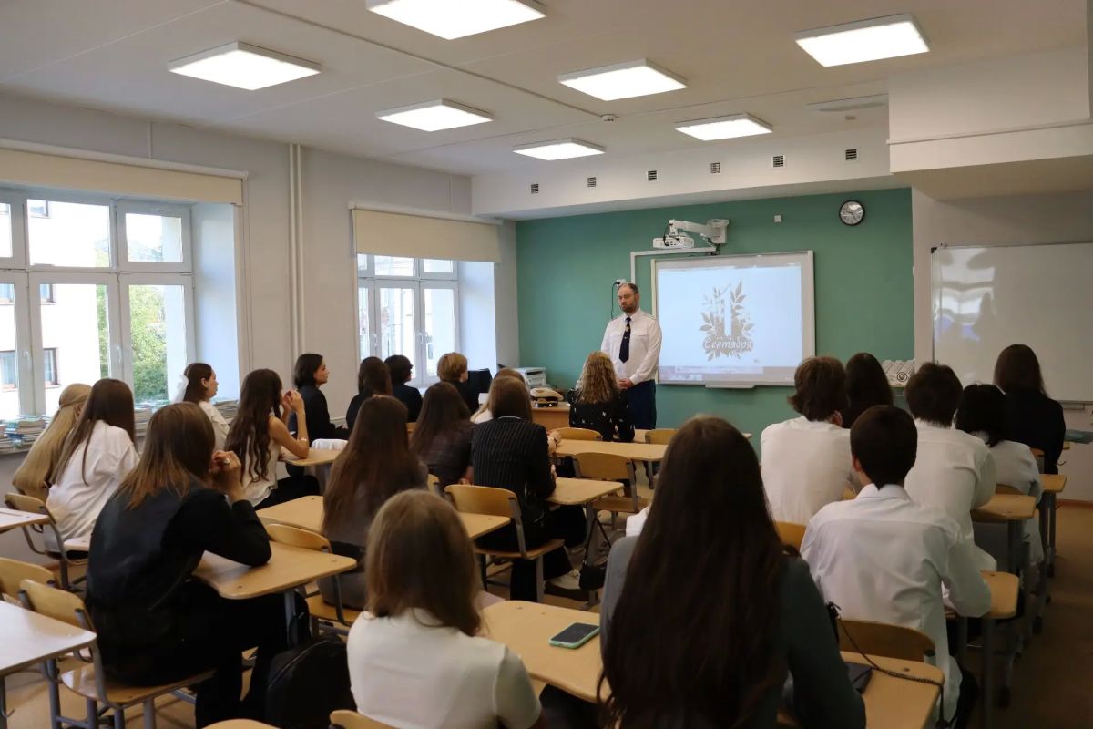 Прокурор Ярославской области Климент Юрздицкий принял участие в торжественной линейке, посвященной Дню знаний, в Центре образования - школе № 43 с углубленным изучением немецкого языка в составе средней общеобразовательной... Прокурор Ярославской области Климент Юрздицкий принял участие в торжественной линейке, посвященной Дню знаний, в Центре образования - школе № 43 с углубленным изучением немецкого языка в составе средней общеобразовательной...