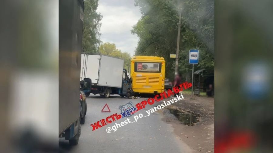 На улице Шевелюха в Ярославле столкнулись «ГАЗель» и рейсовый автобус