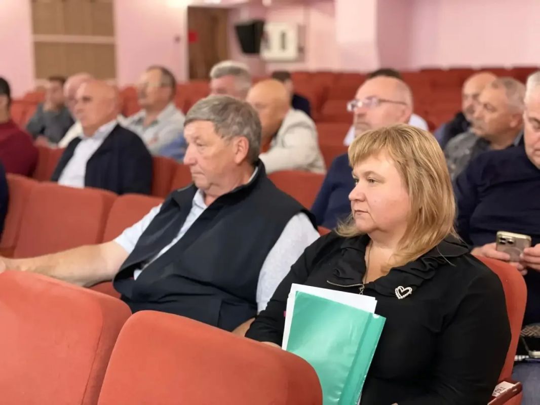 Артём Молчанов: Вместе с главой Ярославского муниципального округа Алексеем Михайловым провёл встречу с руководителями агропредприятий округа Артём Молчанов: Вместе с главой Ярославского муниципального округа Алексеем Михайловым провёл встречу с руководителями агропредприятий округа