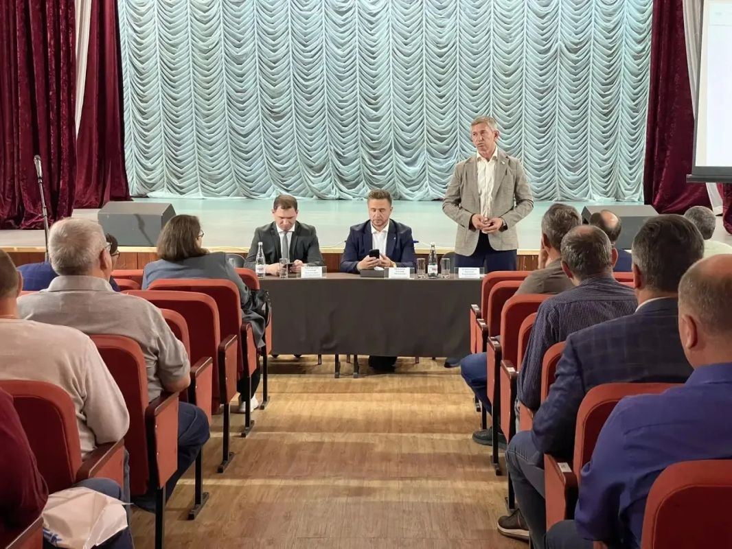 Артём Молчанов: Вместе с главой Ярославского муниципального округа Алексеем Михайловым провёл встречу с руководителями агропредприятий округа Артём Молчанов: Вместе с главой Ярославского муниципального округа Алексеем Михайловым провёл встречу с руководителями агропредприятий округа