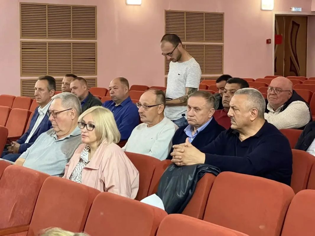 Артём Молчанов: Вместе с главой Ярославского муниципального округа Алексеем Михайловым провёл встречу с руководителями агропредприятий округа Артём Молчанов: Вместе с главой Ярославского муниципального округа Алексеем Михайловым провёл встречу с руководителями агропредприятий округа