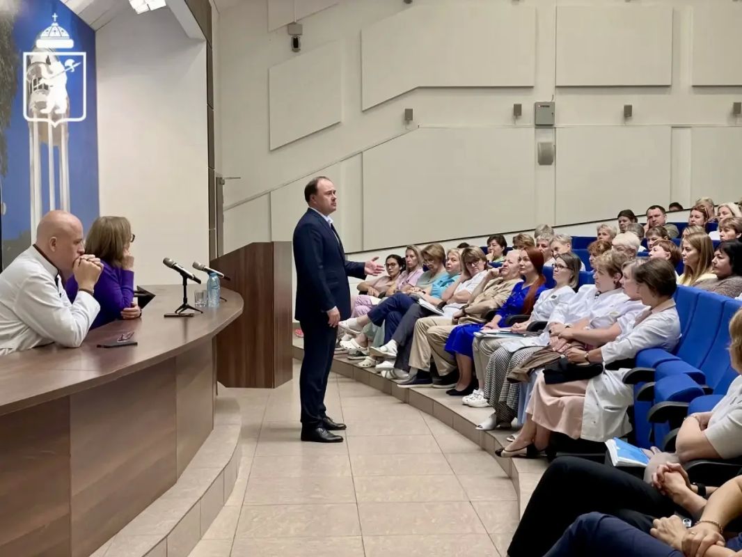Артём Молчанов: Провели ряд встреч в медицинских учреждениях города вместе с исполняющей обязанности министра здравоохранения региона Марией Можейко Артём Молчанов: Провели ряд встреч в медицинских учреждениях города вместе с исполняющей обязанности министра здравоохранения региона Марией Можейко