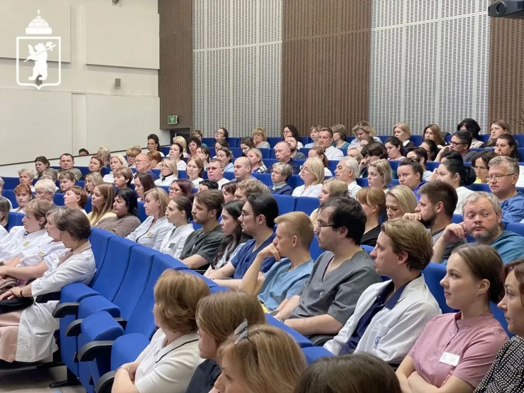 Артём Молчанов: Провели ряд встреч в медицинских учреждениях города вместе с исполняющей обязанности министра здравоохранения региона Марией Можейко Артём Молчанов: Провели ряд встреч в медицинских учреждениях города вместе с исполняющей обязанности министра здравоохранения региона Марией Можейко
