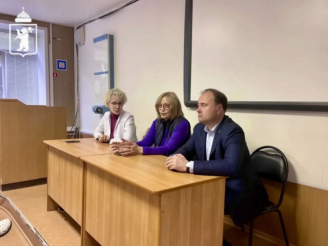 Артём Молчанов: Провели ряд встреч в медицинских учреждениях города вместе с исполняющей обязанности министра здравоохранения региона Марией Можейко Артём Молчанов: Провели ряд встреч в медицинских учреждениях города вместе с исполняющей обязанности министра здравоохранения региона Марией Можейко