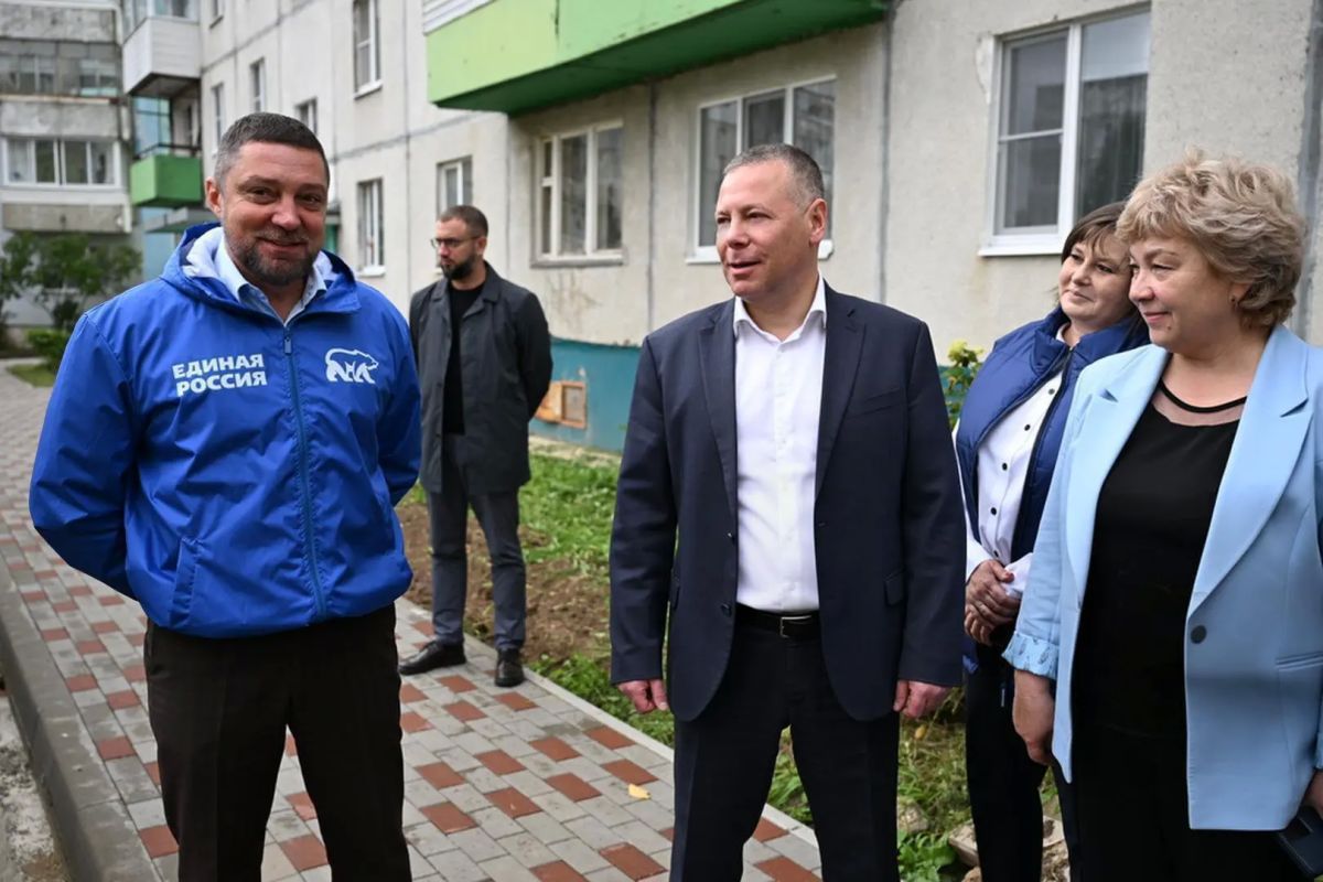 Михаил Евраев: Во время рабочего выезда в Тутаев осмотрел двор на улице Комсомольской, 111, 113 и 115, который благоустраиваем по программе «Наши дворы» Михаил Евраев: Во время рабочего выезда в Тутаев осмотрел двор на улице Комсомольской, 111, 113 и 115, который благоустраиваем по программе «Наши дворы»