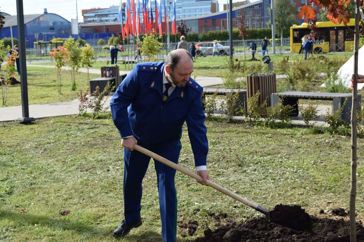 В Ярославской области работники прокуратуры приняли участие в благоустройстве сквера «Сокол» В Ярославской области работники прокуратуры приняли участие в благоустройстве сквера «Сокол»