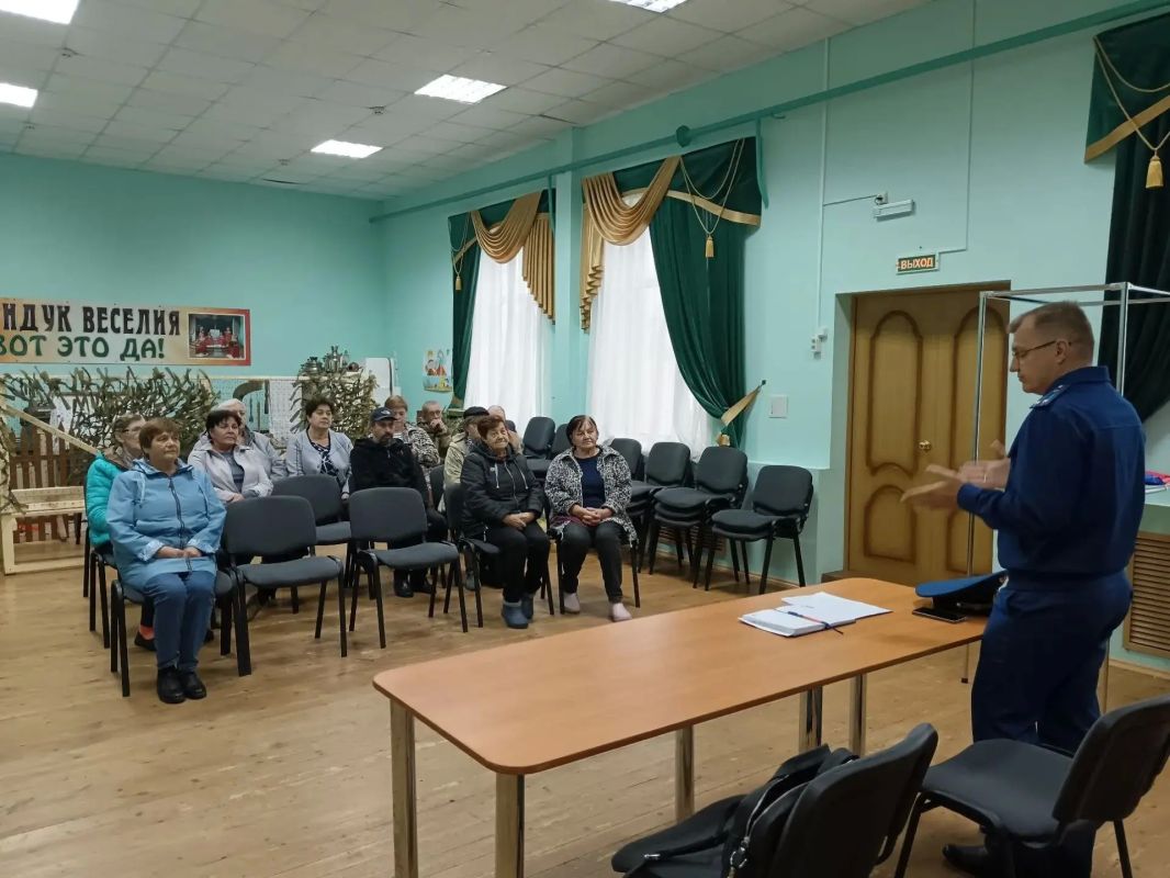 Прокурор Первомайского района Дмитрий Борисов встретился с жителями села Игнатцево Прокурор Первомайского района Дмитрий Борисов встретился с жителями села Игнатцево