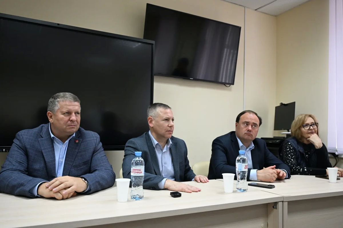 Михаил Евраев: Встретился с коллективом Ростовской центральной районной больницы Михаил Евраев: Встретился с коллективом Ростовской центральной районной больницы