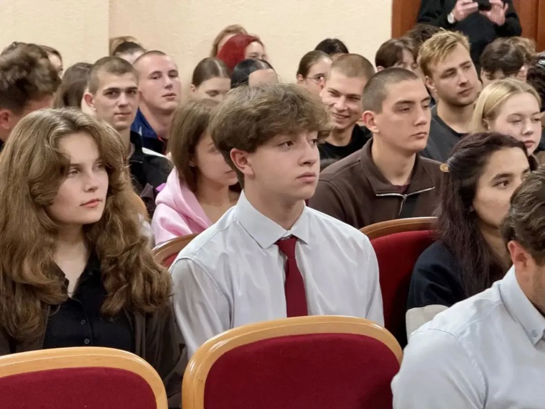 Артём Молчанов: С главой Переславль-Залесского муниципального округа Дмитрием Зяблицким провели несколько встреч с жителями: работниками сферы ЖКХ, ветеранами и молодыми активистами Артём Молчанов: С главой Переславль-Залесского муниципального округа Дмитрием Зяблицким провели несколько встреч с жителями: работниками сферы ЖКХ, ветеранами и молодыми активистами