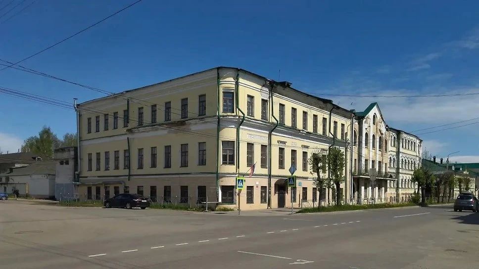 В Ростове Великом на торги выставили трехэтажное здание бывшего терапевтического корпуса Ростовской центральной районной больницы на улице Ленинской, 40. Начальная цена — 59,64 млн руб