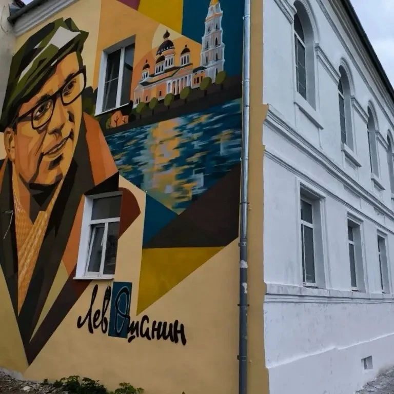 Сейчас в Ярославской области идет большая работа над фасадами жилых домов, причем сразу по двум направлениям: через региональный капремонт и специальную областную программу для исторических и центральных улиц