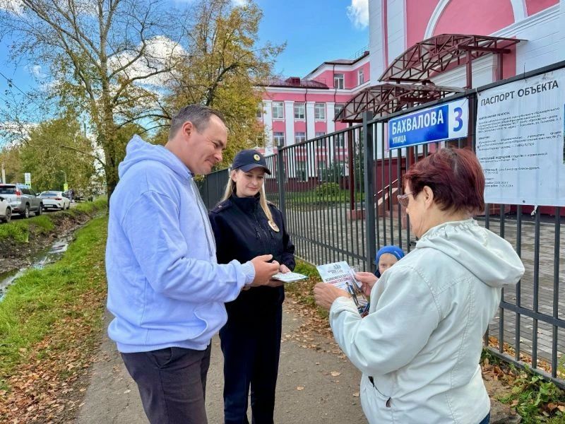 Сотрудники Госавтоинспекции и общественники организовали для школьников профилактическое мероприятие Сотрудники Госавтоинспекции и общественники организовали для школьников профилактическое мероприятие