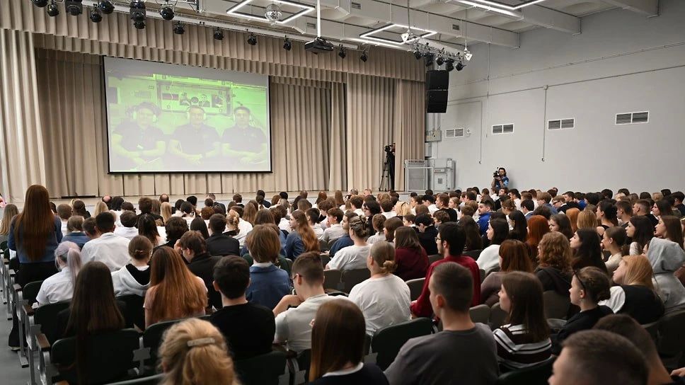 В Ярославле школьники и студенты пообщались с экипажем МКС через телемост в школе №53 образовательного комплекса №32 имени В. В. Терешковой. Мероприятие прошло в рамках партнерства с Роскосмосом