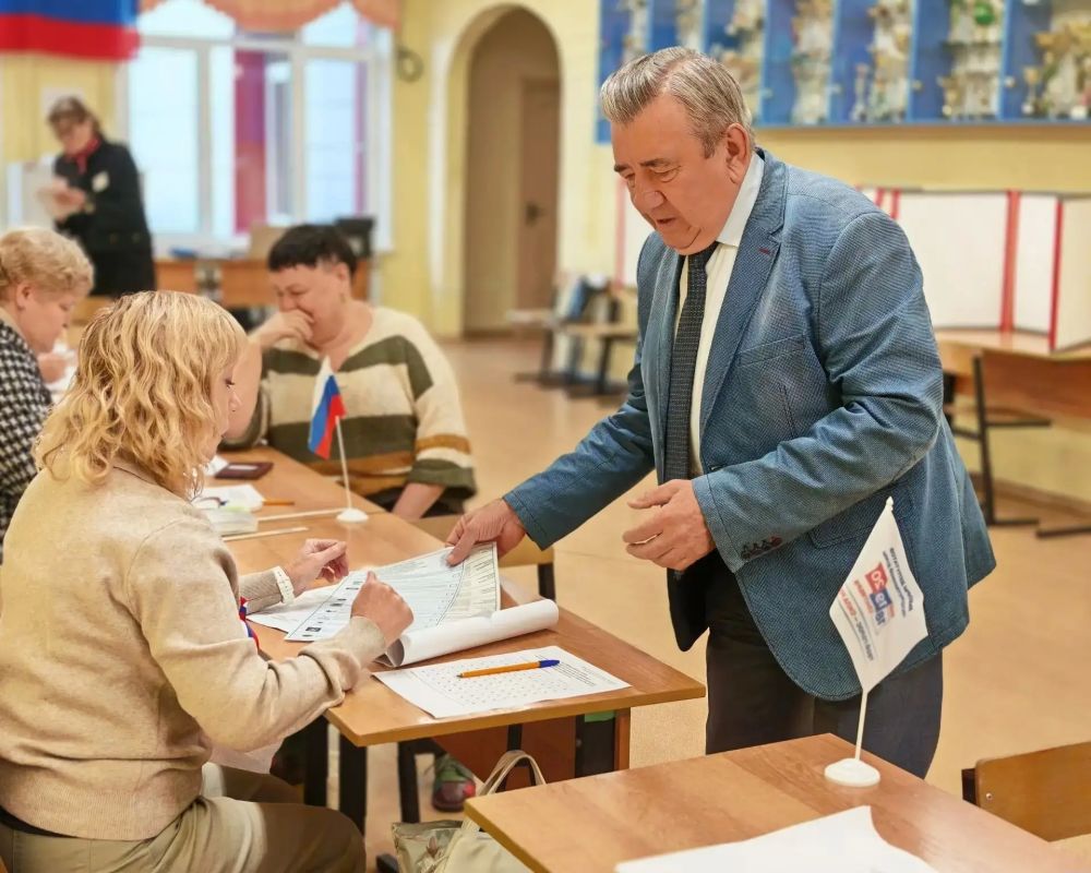 На избирательных участках региона голосуют известные земляки На избирательных участках региона голосуют известные земляки