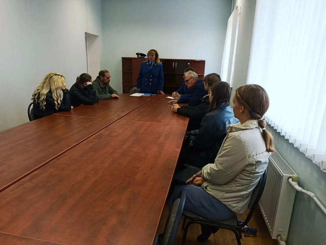 В преддверии Дня воинской славы и в рамка мероприятий, посвященных 90-летию прокуратуры Ярославской области, работники и ветеран прокуратуры Даниловского района встретились с учениками школы имени Мичурина Даниловского... В преддверии Дня воинской славы и в рамка мероприятий, посвященных 90-летию прокуратуры Ярославской области, работники и ветеран прокуратуры Даниловского района встретились с учениками школы имени Мичурина Даниловского...