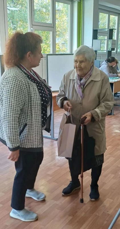 В то время как кто-то сетует на усталость, наши избиратели, перешагнувшие рубеж в 97...98...и даже 100 лет, пришли на избирательные участки с неизменной улыбкой и блеском в глазах, подавая пример молодому поколению В то время как кто-то сетует на усталость, наши избиратели, перешагнувшие рубеж в 97...98...и даже 100 лет, пришли на избирательные участки с неизменной улыбкой и блеском в глазах, подавая пример молодому поколению