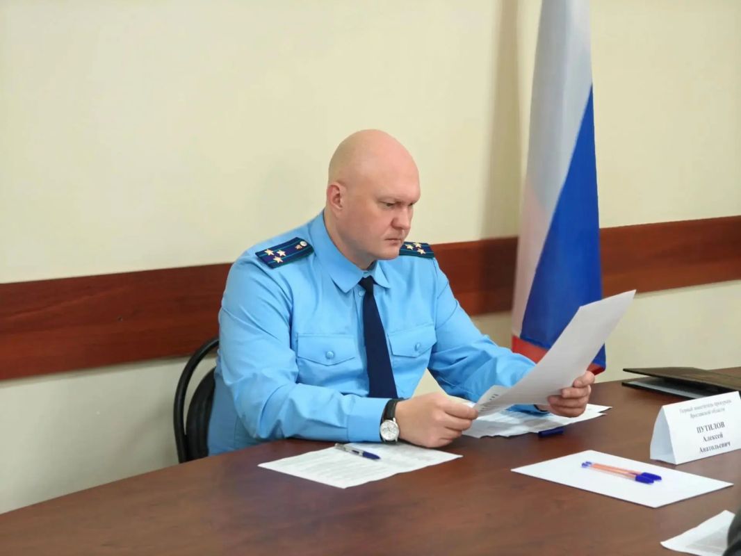 Первый заместитель прокурора Ярославской области Алексей Путилов в рамках работы мобильной приемной провел тематический личный прием жителей Фрунзенского района г. Ярославля Первый заместитель прокурора Ярославской области Алексей Путилов в рамках работы мобильной приемной провел тематический личный прием жителей Фрунзенского района г. Ярославля