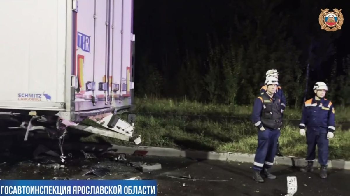 Водитель BMW влетел в стоящую фуру в Ярославской области — мужчина погиб Водитель BMW влетел в стоящую фуру в Ярославской области — мужчина погиб